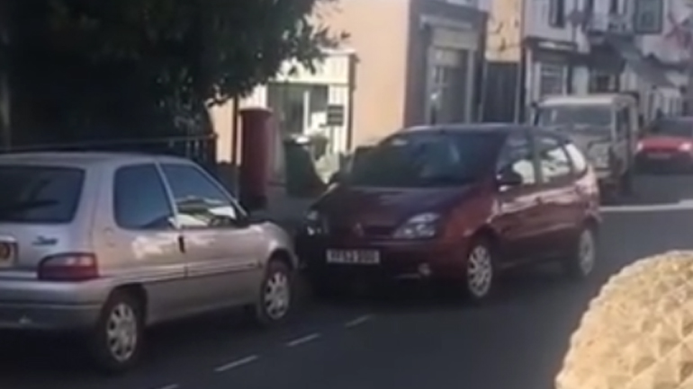 Δείτε τι έκανε διάσημος παρουσιαστής για να παρκάρει!